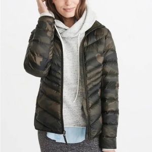 Abercrombie & Fitch - 2018/2019 Camo Puffer Small EUC